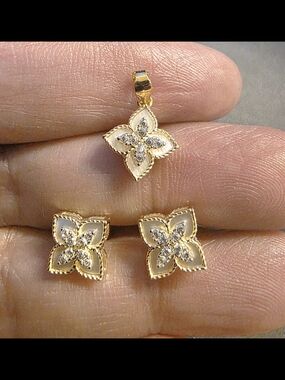 💛18k Gold Floral Pendant and Stud Earrings Set